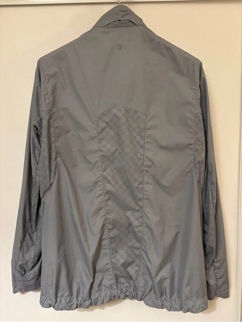 lululemon Mens Windbreaker Jacket Size XL Running Hiking Outdoors Athletic Fit